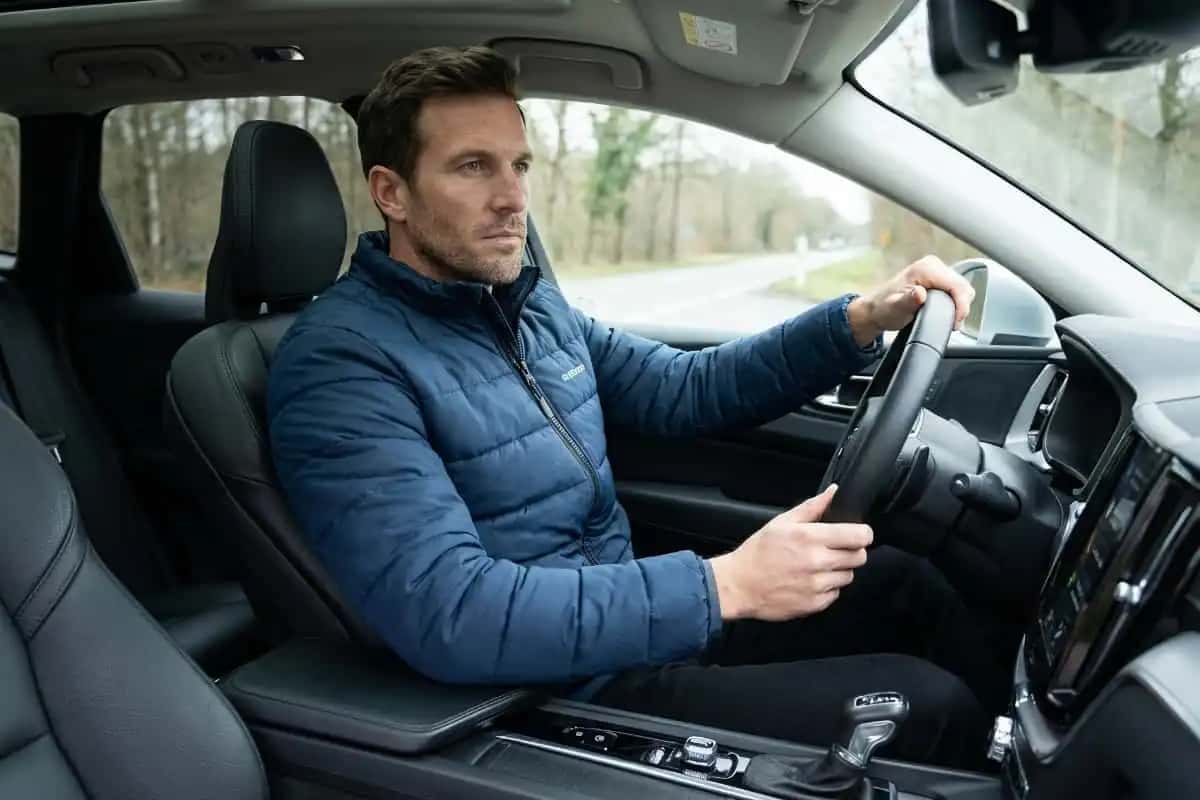Демисезонные куртки для водителей, какими они должны быть? Водитель за рулем в куртке для вождения от Нордвестек